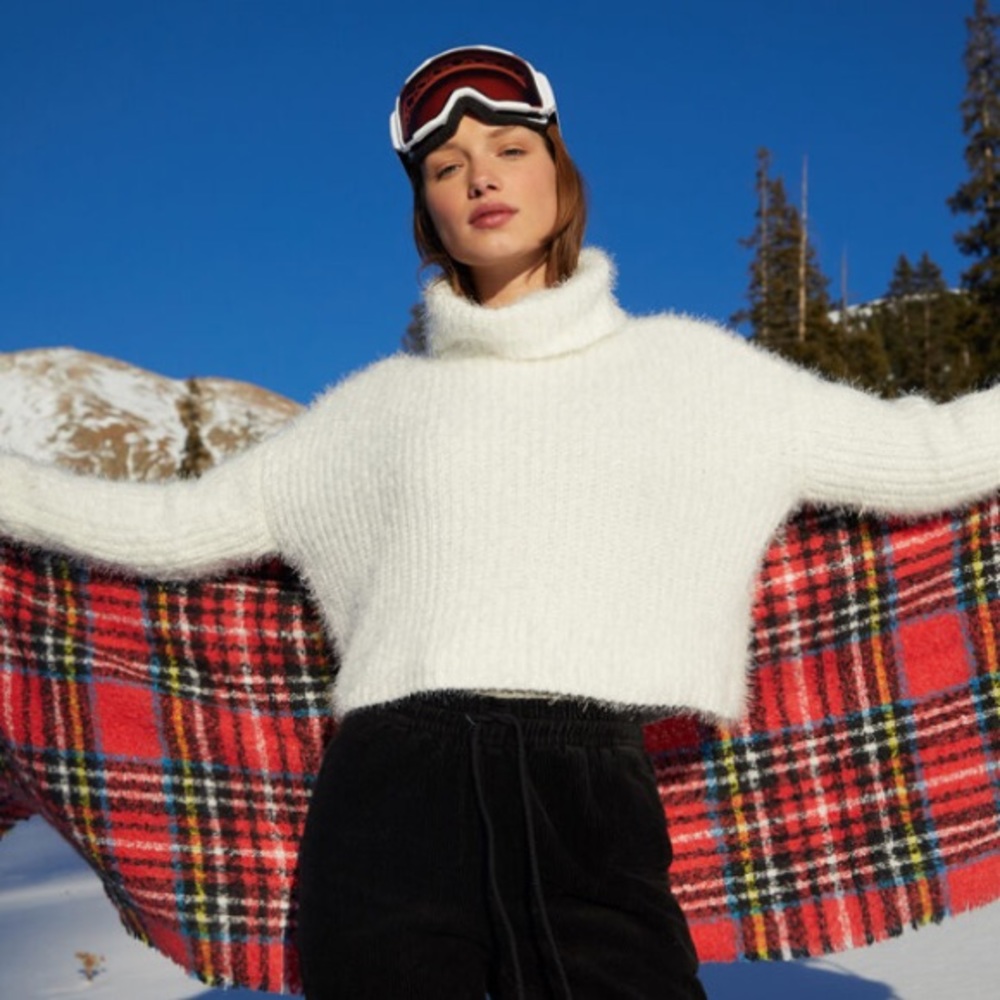 3/25🌻NWOT L.A. Hearts cozy turtleneck sweater